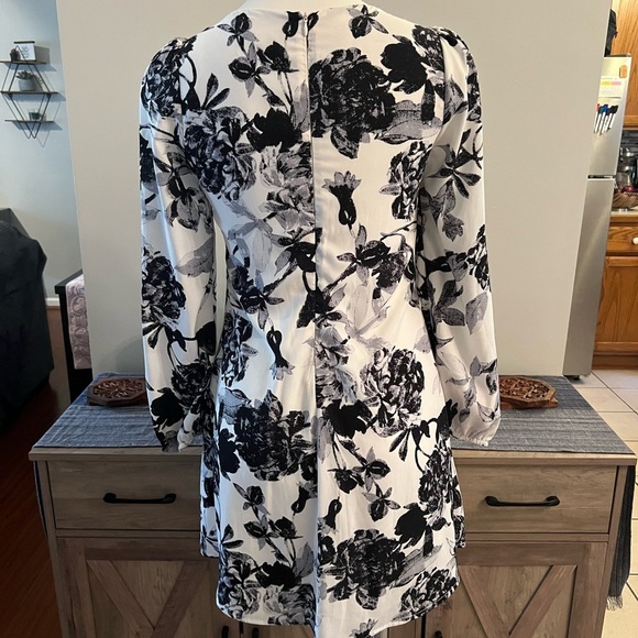 Everly like new floral midi dress - Picture 4 of 4